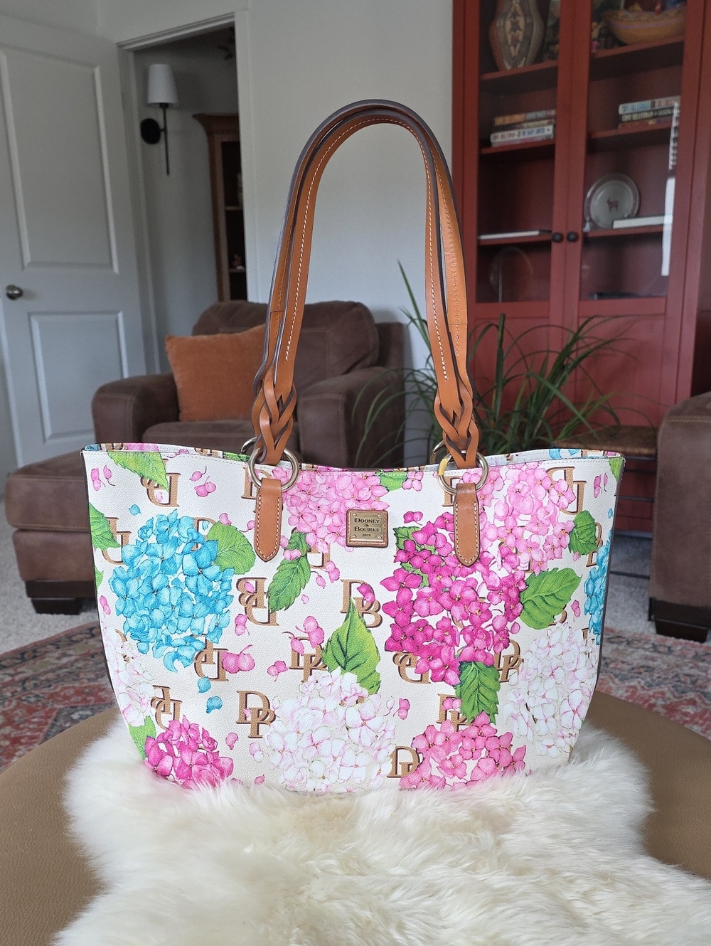 Beautiful NWOT Dooney & Bourke Hydrangea Monogram Nelly Tote 🩷🤍💙